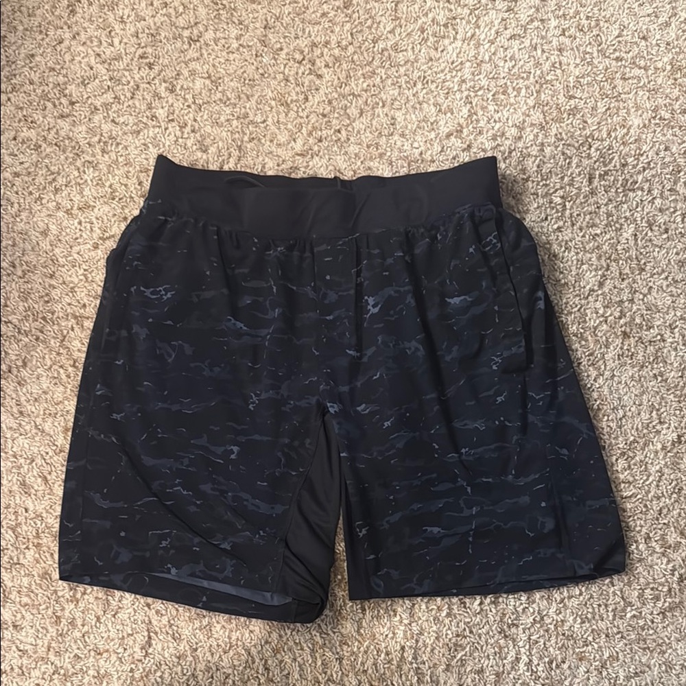 Lululemon Mens Large Black/Grey camo Lined shorts